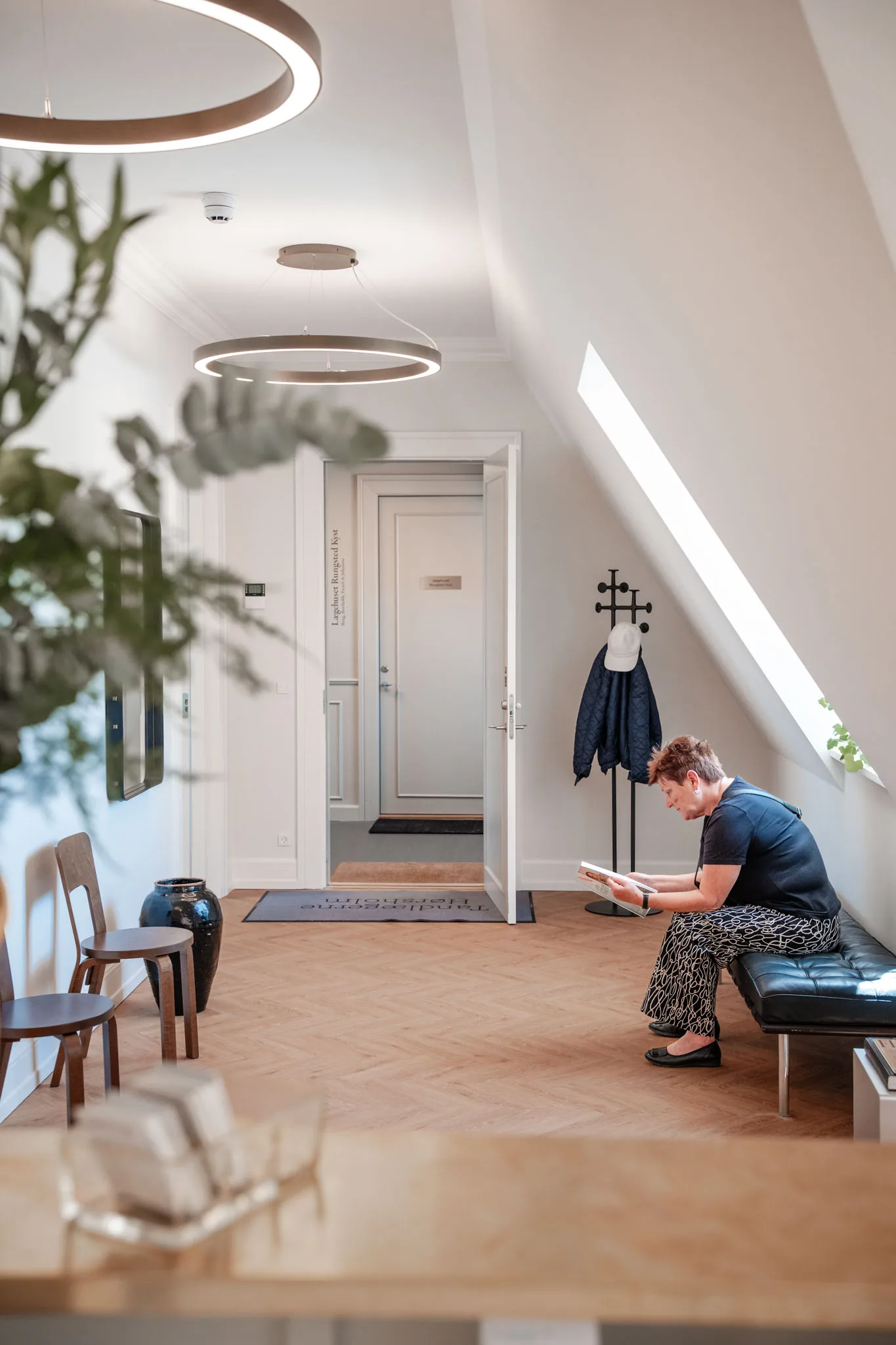 Venteværelset hos Tandlægerne i Hørsholm — ro og varme